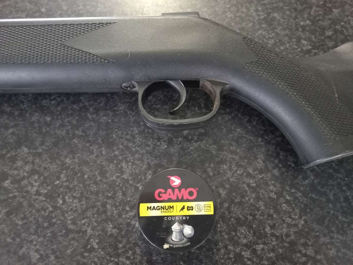 DEMARCO LB6005 PELLET GUN AND TIN OF PELLETS