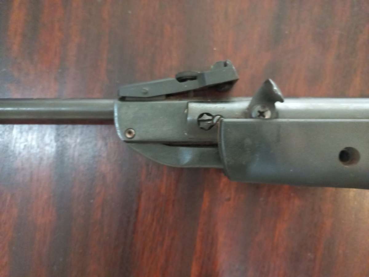 DEMARCO LB6005 PELLET GUN AND TIN OF PELLETS