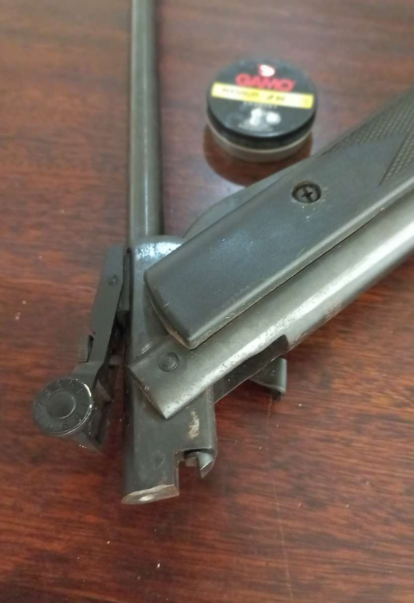 DEMARCO LB6005 PELLET GUN AND TIN OF PELLETS