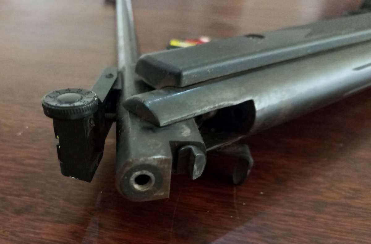 DEMARCO LB6005 PELLET GUN AND TIN OF PELLETS