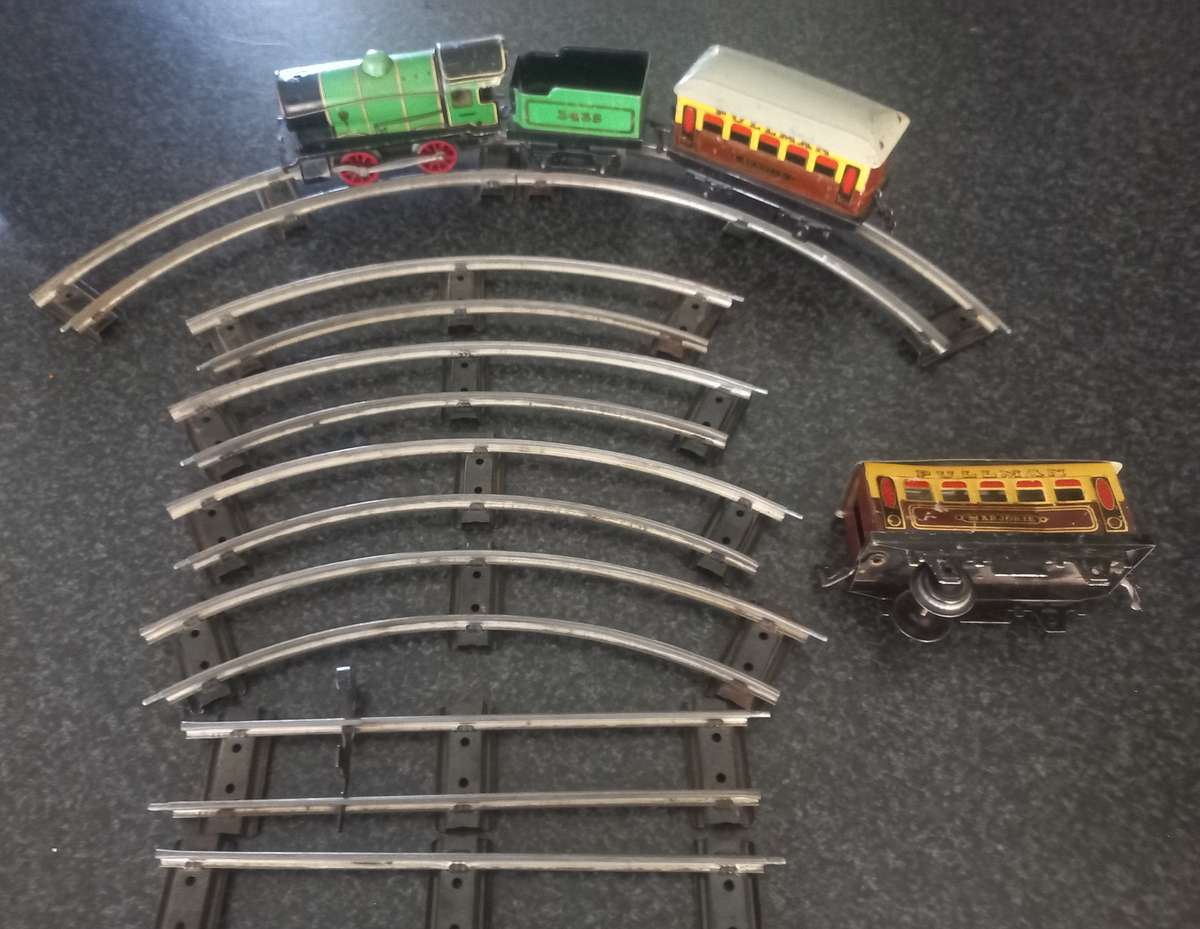 HORNBY MACCANO TRAIN AND ONE COACH AND TRACKS FROM THE 50:s