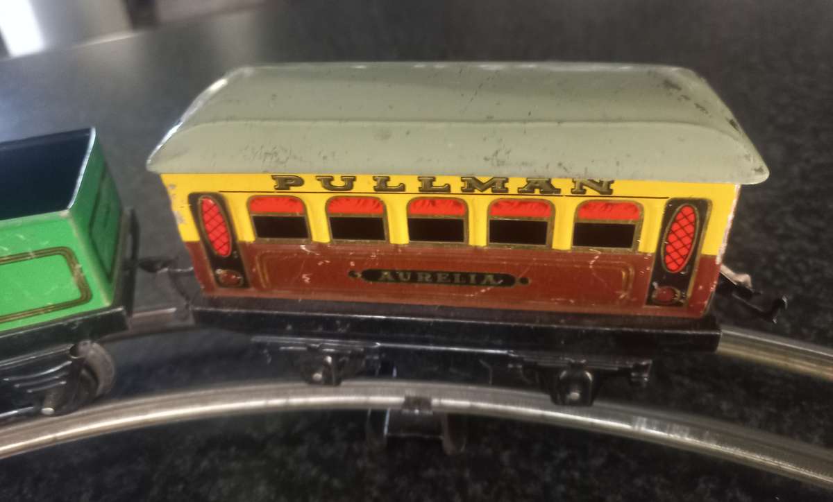 HORNBY MACCANO TRAIN AND ONE COACH AND TRACKS FROM THE 50:s