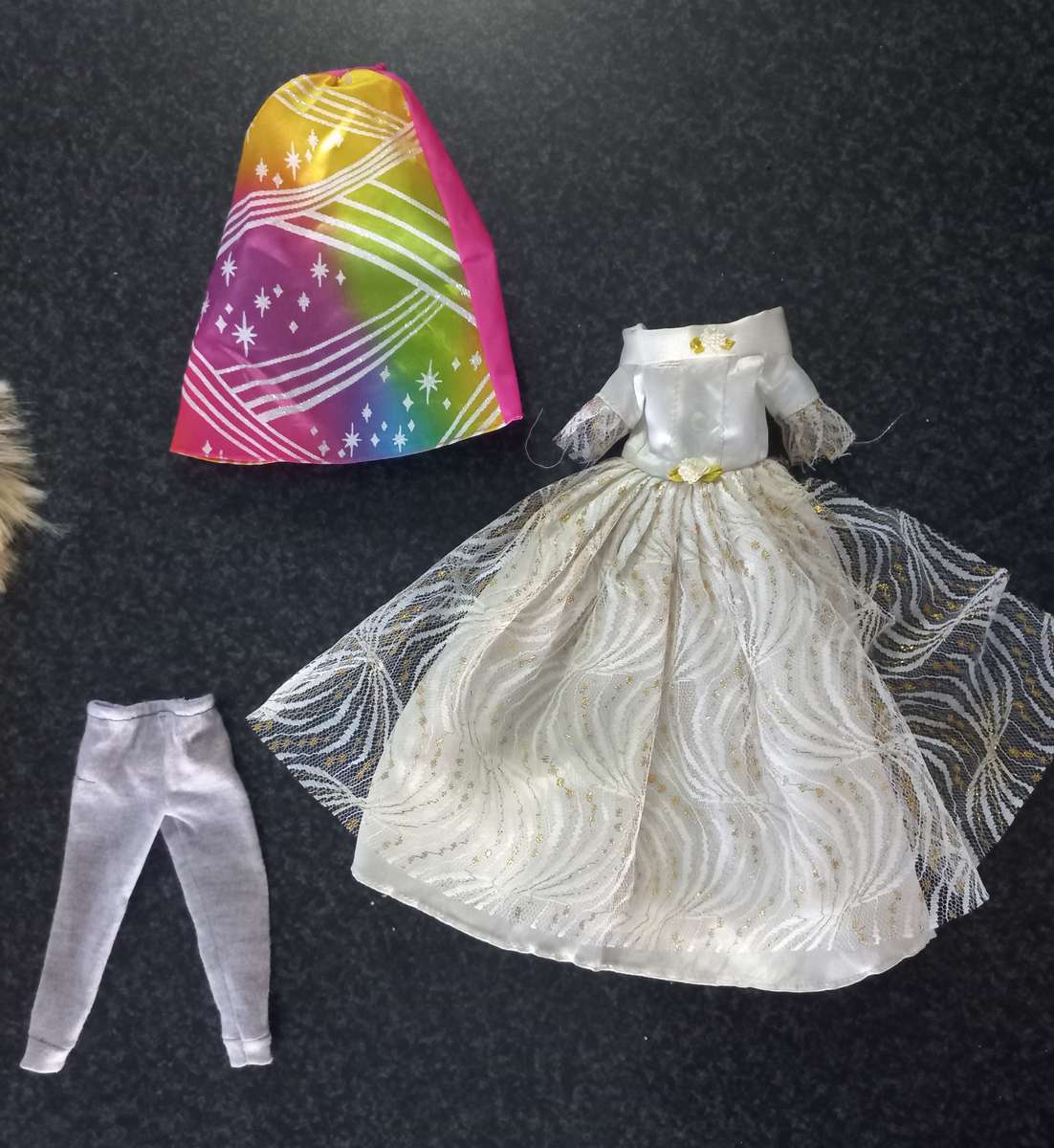 COLLECTION 5X BARBIE DOLLS, KEN, LOTS OF MYSCENE SHOES AND CLOTHING