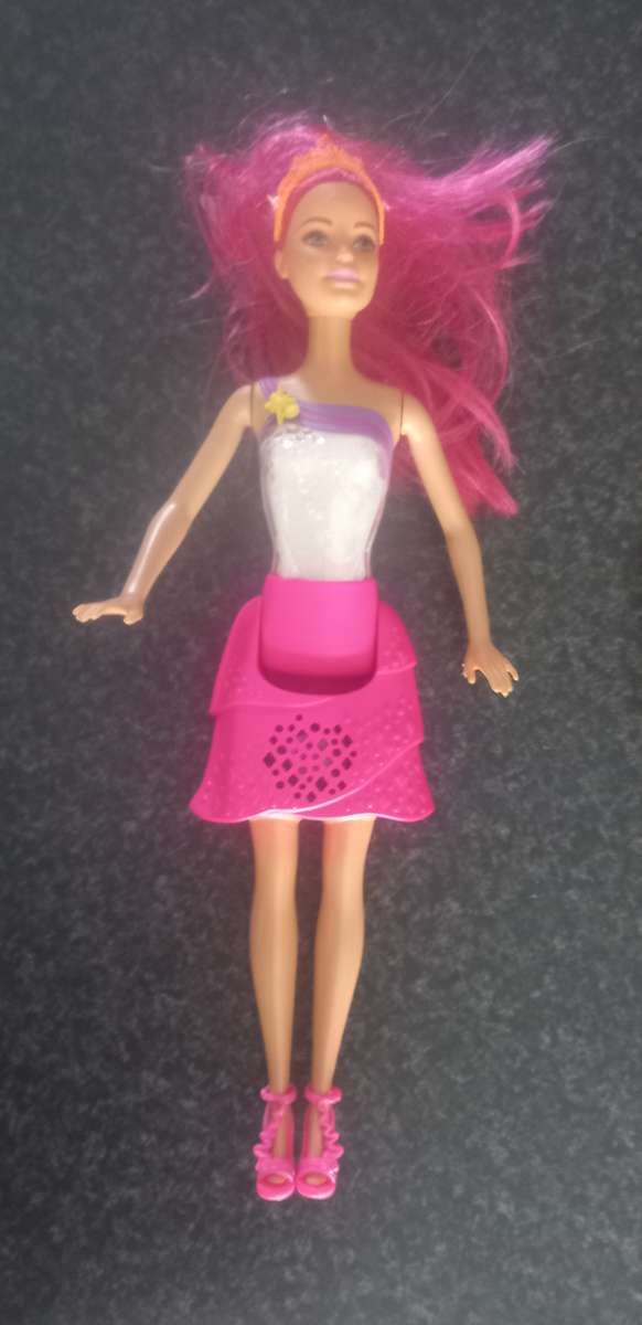 COLLECTION 5X BARBIE DOLLS, KEN, LOTS OF MYSCENE SHOES AND CLOTHING