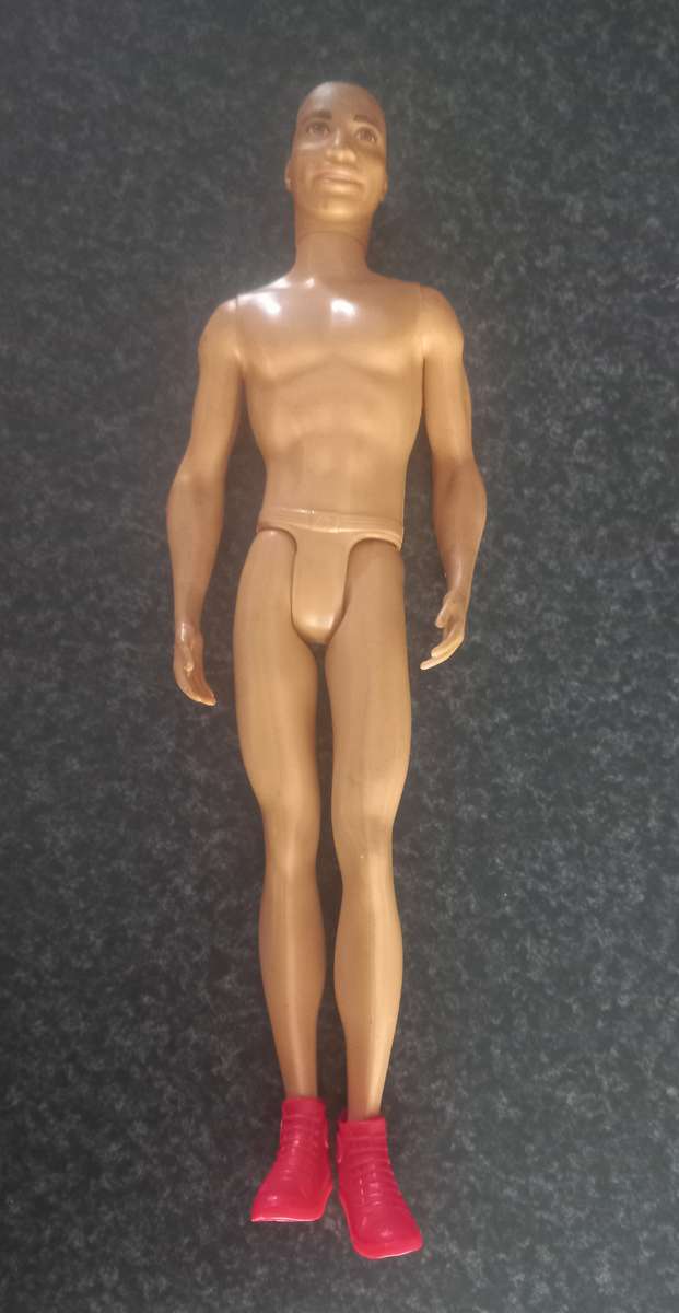 COLLECTION 5X BARBIE DOLLS, KEN, LOTS OF MYSCENE SHOES AND CLOTHING