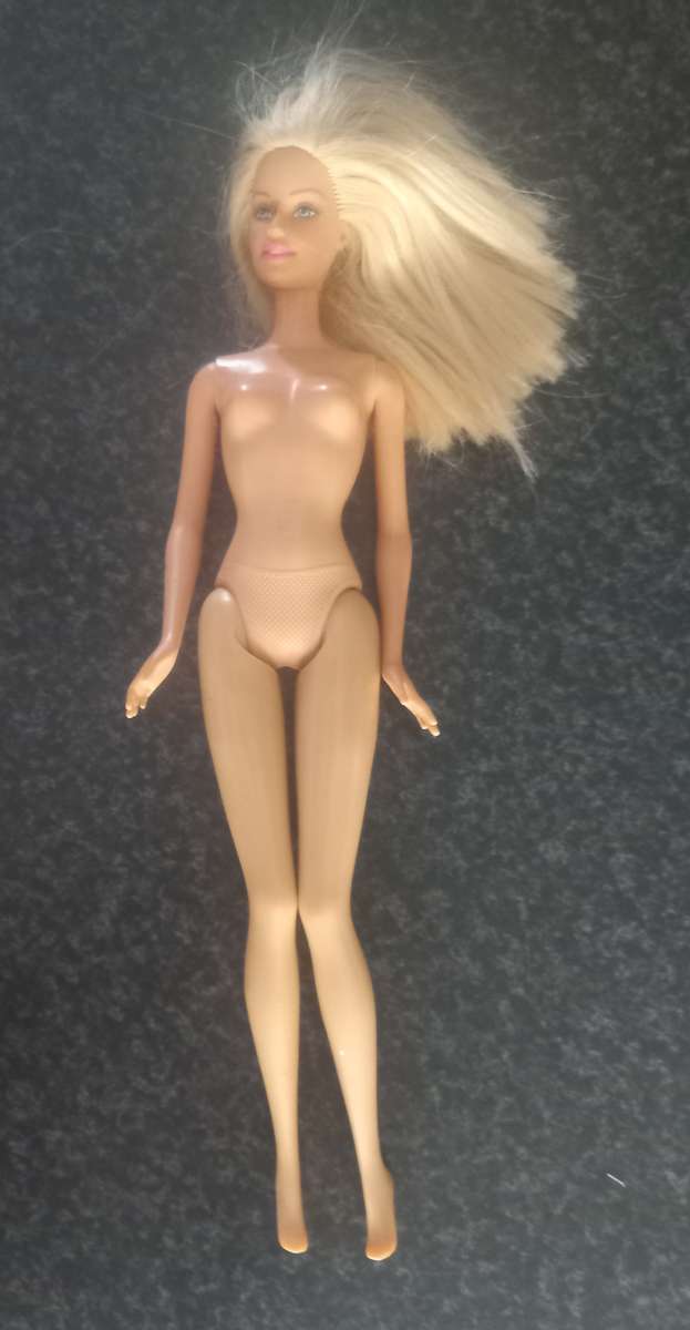 COLLECTION 5X BARBIE DOLLS, KEN, LOTS OF MYSCENE SHOES AND CLOTHING