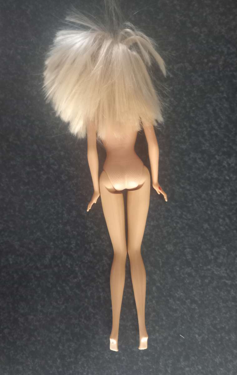 COLLECTION 5X BARBIE DOLLS, KEN, LOTS OF MYSCENE SHOES AND CLOTHING