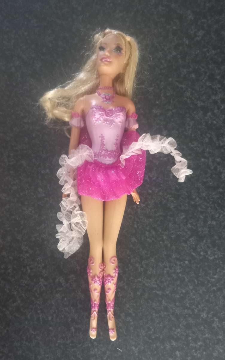 COLLECTION 5X BARBIE DOLLS, KEN, LOTS OF MYSCENE SHOES AND CLOTHING