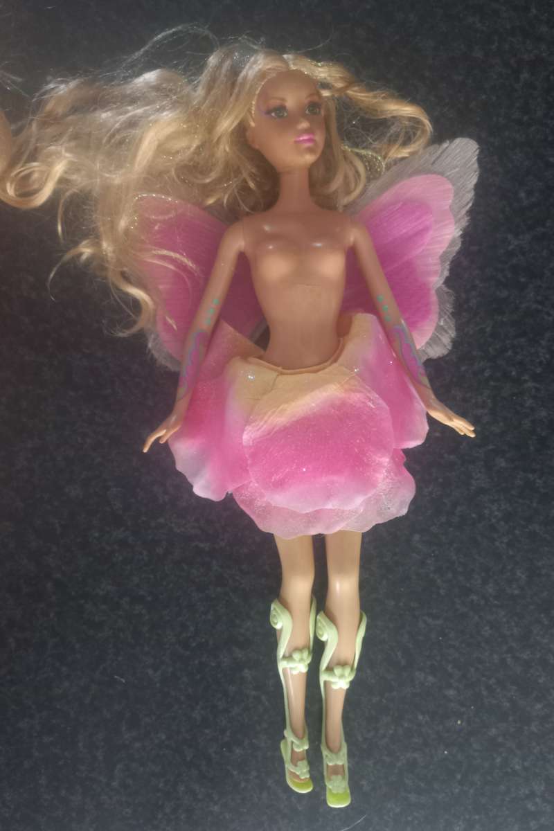 COLLECTION 5X BARBIE DOLLS, KEN, LOTS OF MYSCENE SHOES AND CLOTHING