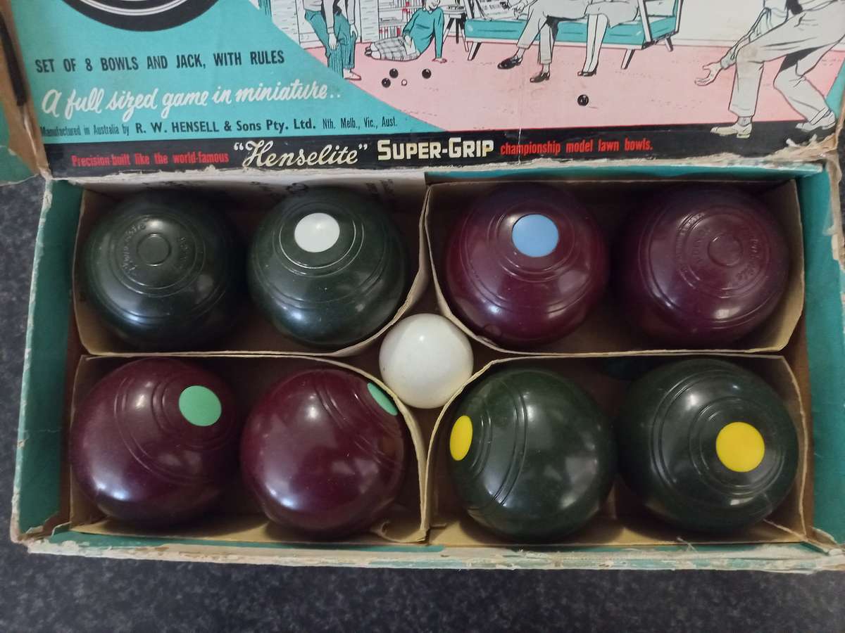VINTAGE HEMSELITE [JUNIOR] BIASED CARPET BOWLS IN ORIGINAL BOX