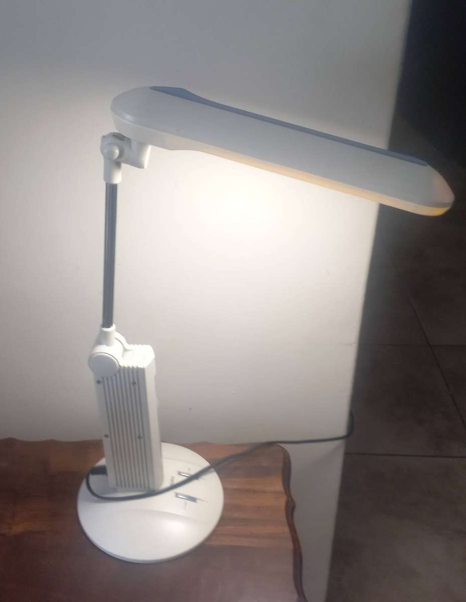 AKINA TABLE LAMP IN VERY GOOD WORKING CONDITION
