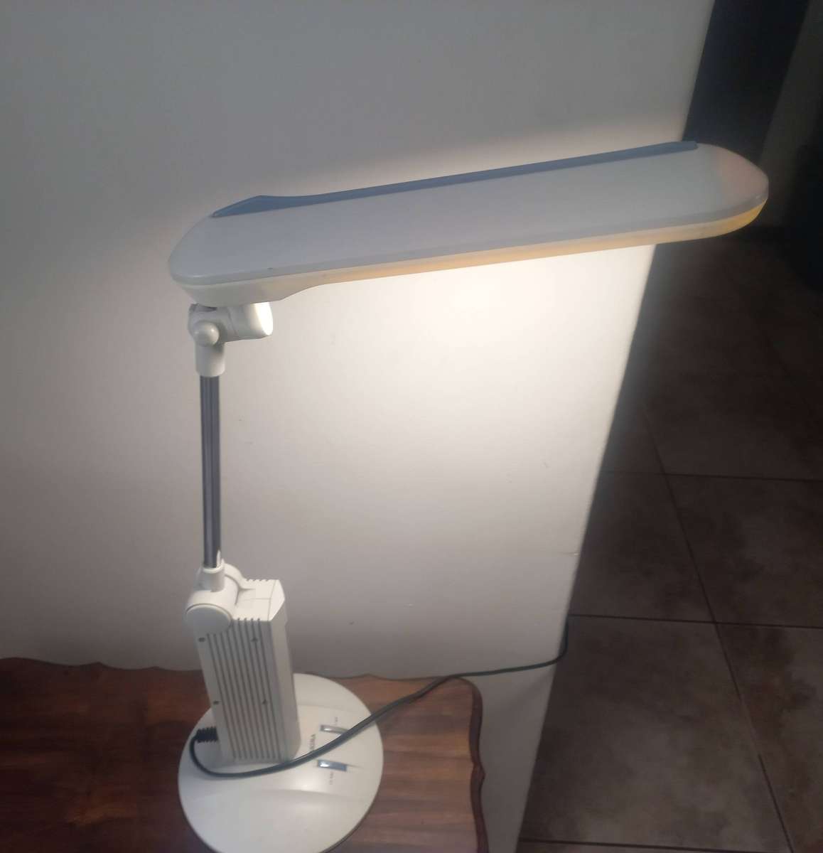 AKINA TABLE LAMP IN VERY GOOD WORKING CONDITION