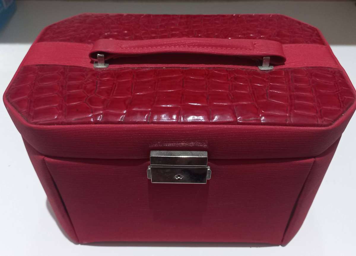 BEAUTIFULL JEWELERY BOX IN VERY GO0D CONDITION