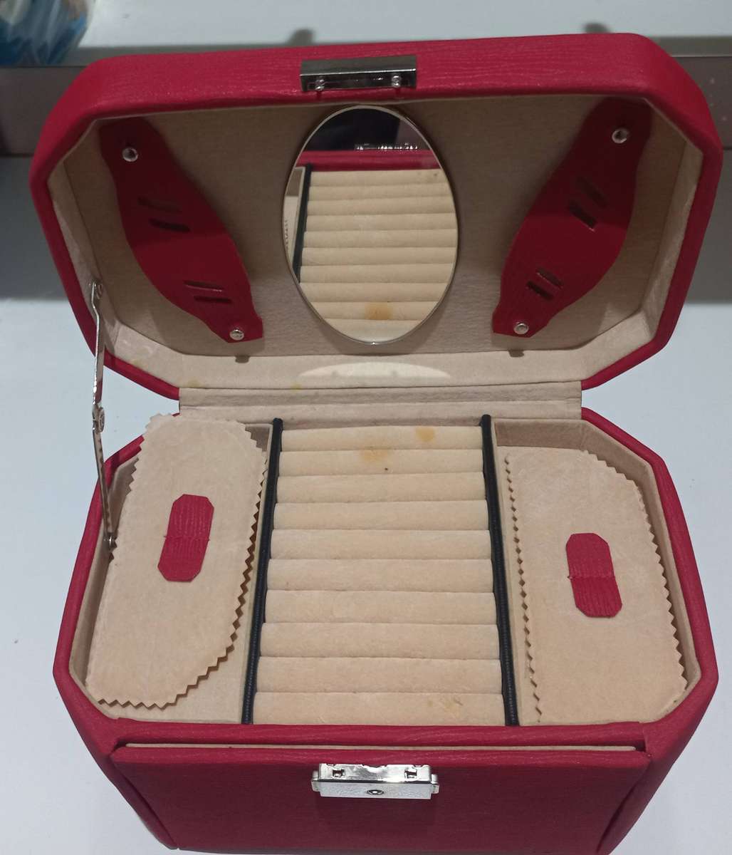 BEAUTIFULL JEWELERY BOX IN VERY GO0D CONDITION