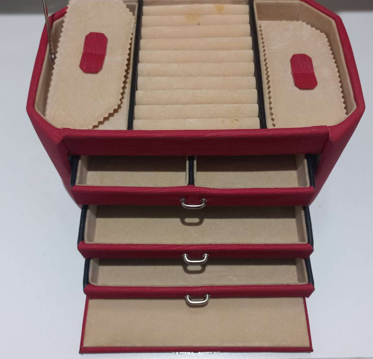 BEAUTIFULL JEWELERY BOX IN VERY GO0D CONDITION