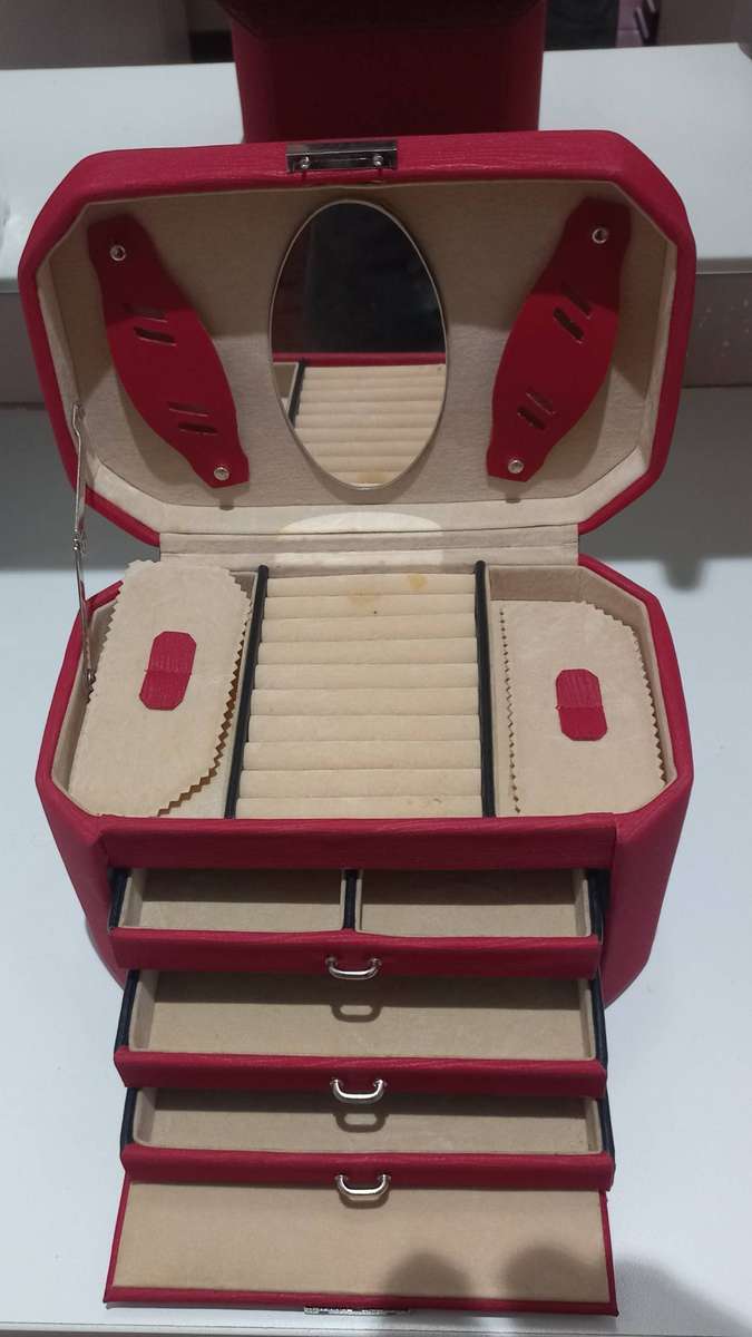 BEAUTIFULL JEWELERY BOX IN VERY GO0D CONDITION