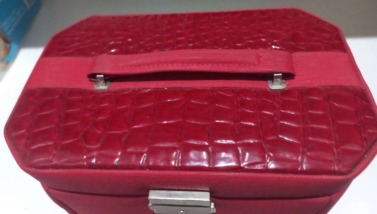 BEAUTIFULL JEWELERY BOX IN VERY GO0D CONDITION