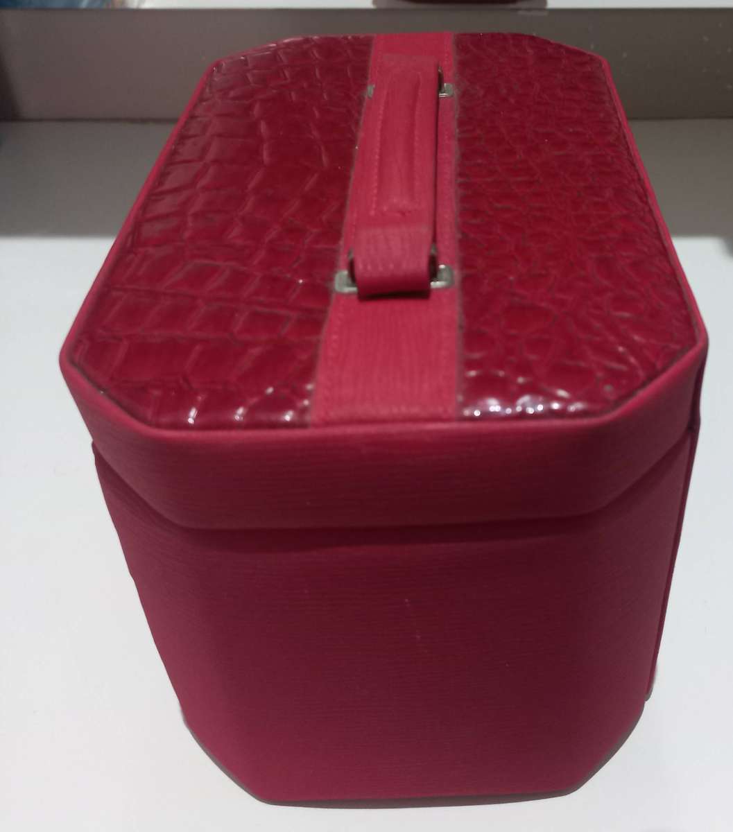 BEAUTIFULL JEWELERY BOX IN VERY GO0D CONDITION