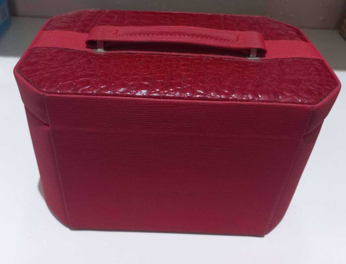 BEAUTIFULL JEWELERY BOX IN VERY GO0D CONDITION