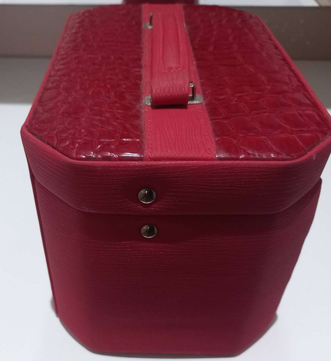 BEAUTIFULL JEWELERY BOX IN VERY GO0D CONDITION