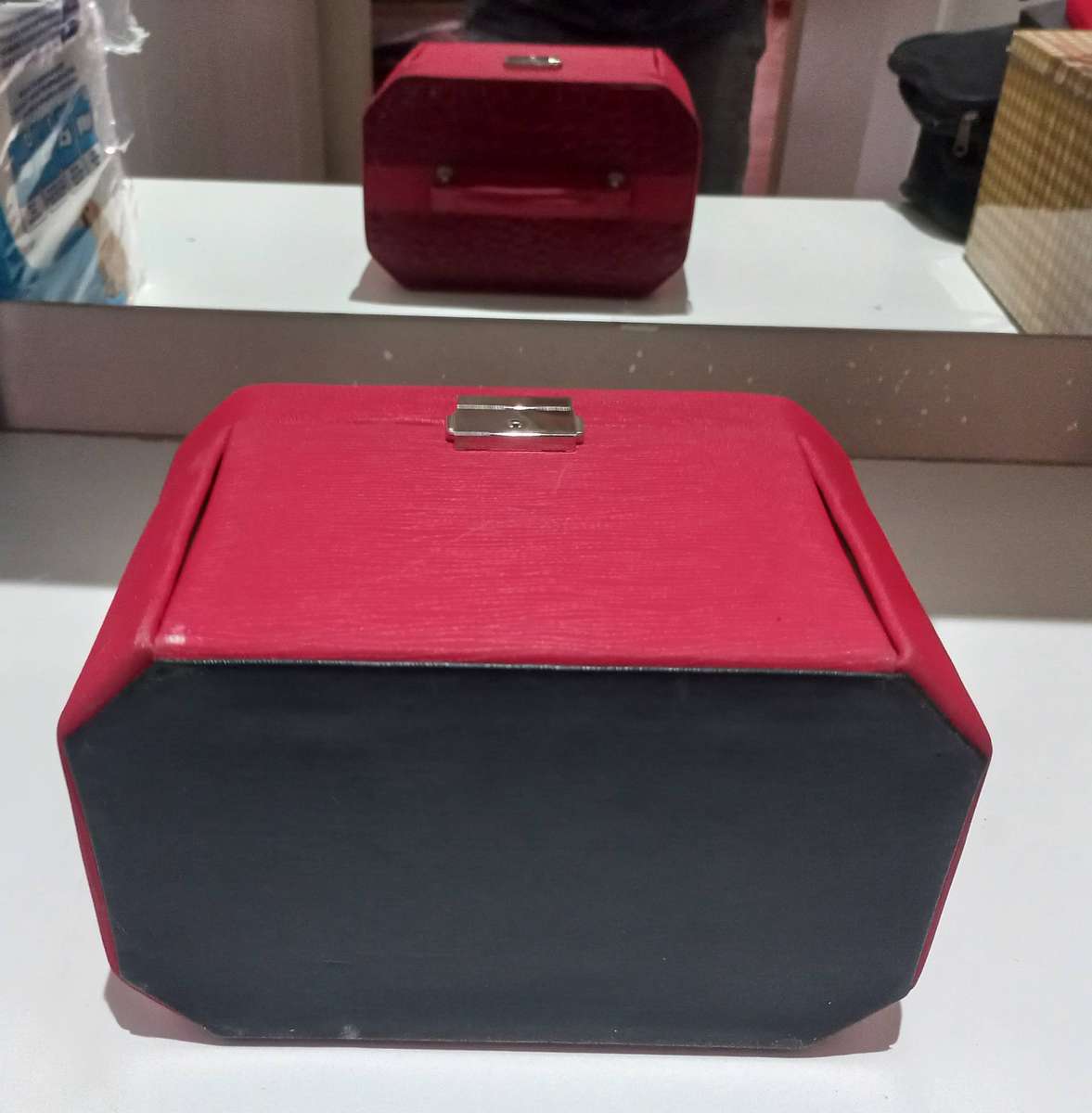 BEAUTIFULL JEWELERY BOX IN VERY GO0D CONDITION