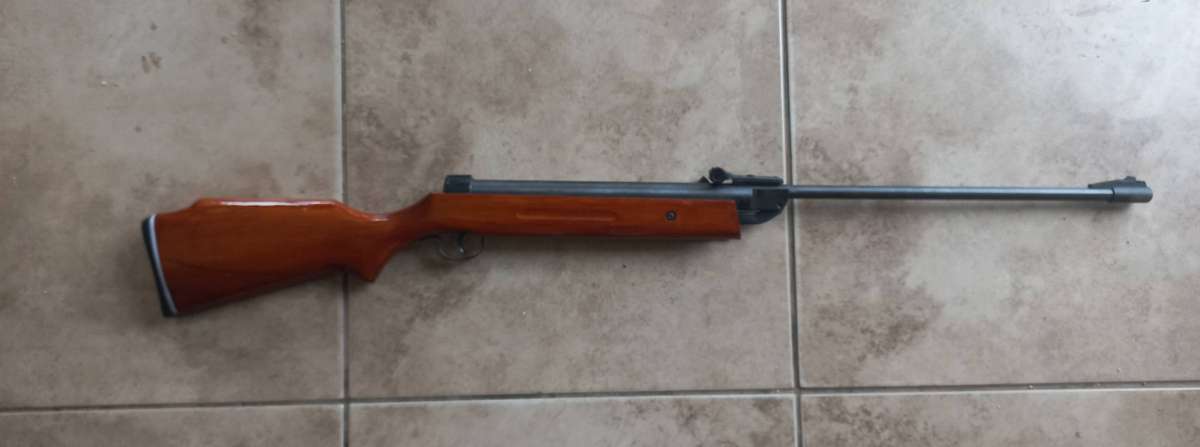 OLD PELET GUN IN VERY GOOD CONFDITION