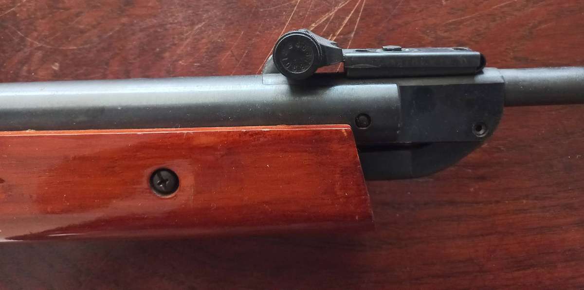 OLD PELET GUN IN VERY GOOD CONFDITION