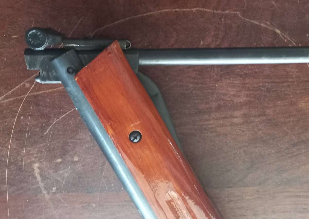 OLD PELET GUN IN VERY GOOD CONFDITION