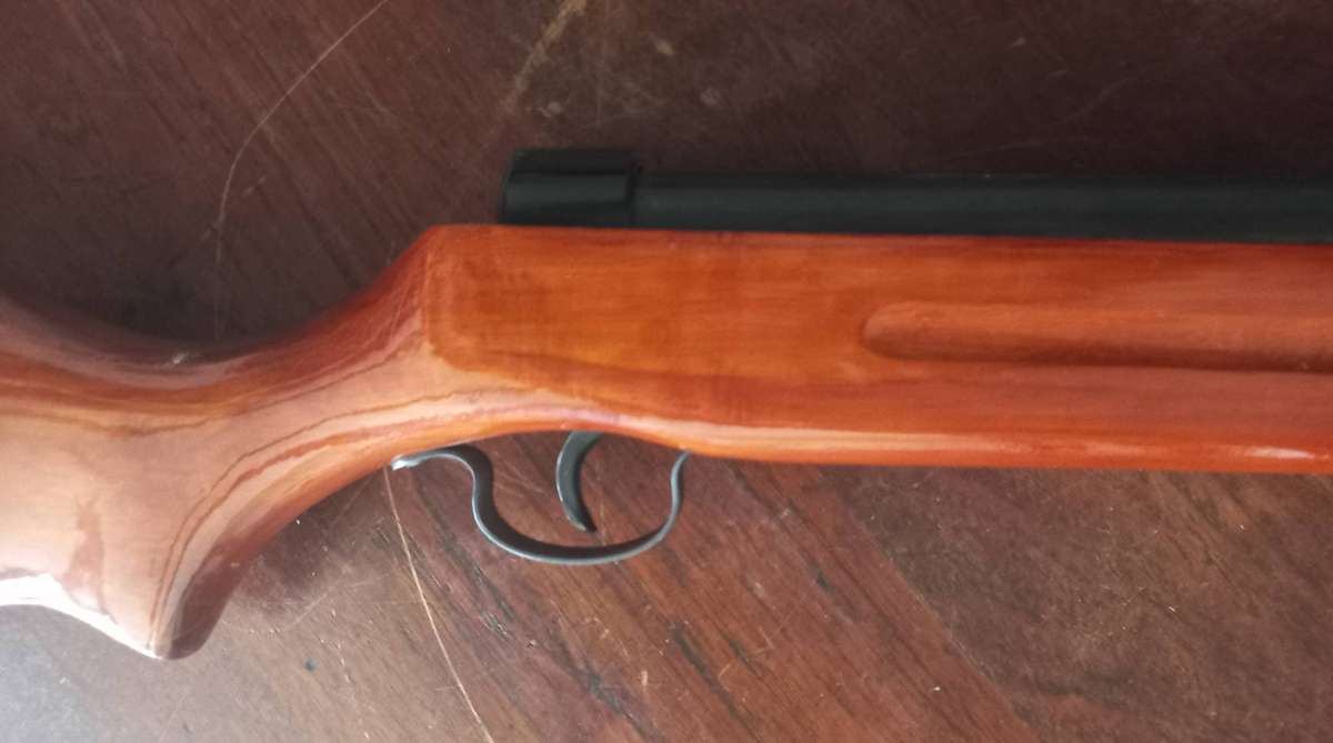 OLD PELET GUN IN VERY GOOD CONFDITION