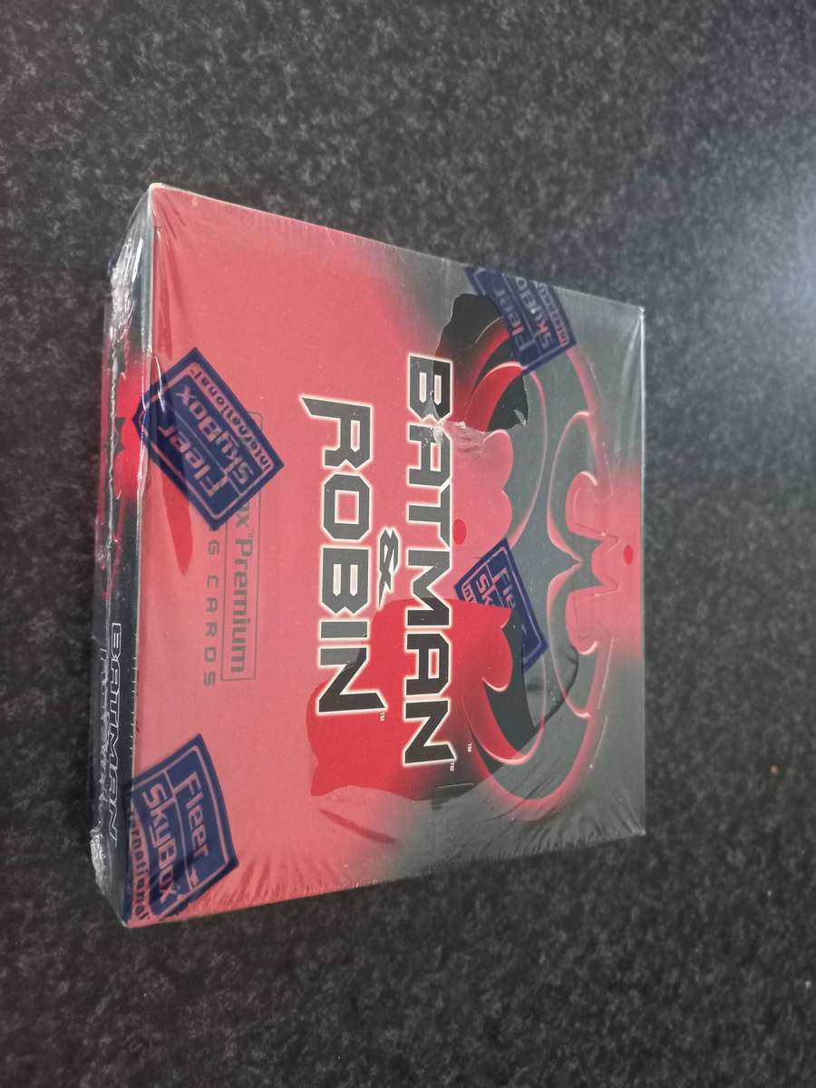 BATMAN AND ROBIN TRADING CARDS - FLEER 1997