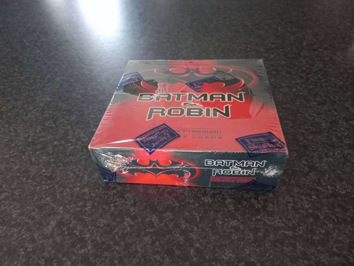 BATMAN AND ROBIN TRADING CARDS - FLEER 1997