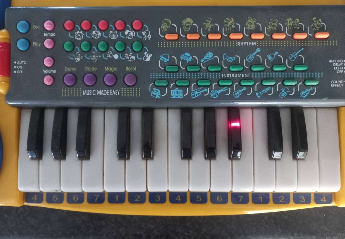 CHICO CHILDRENS PIANO IN VERY GOOD WORKING CONDITION