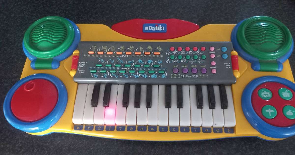 CHICO CHILDRENS PIANO IN VERY GOOD WORKING CONDITION