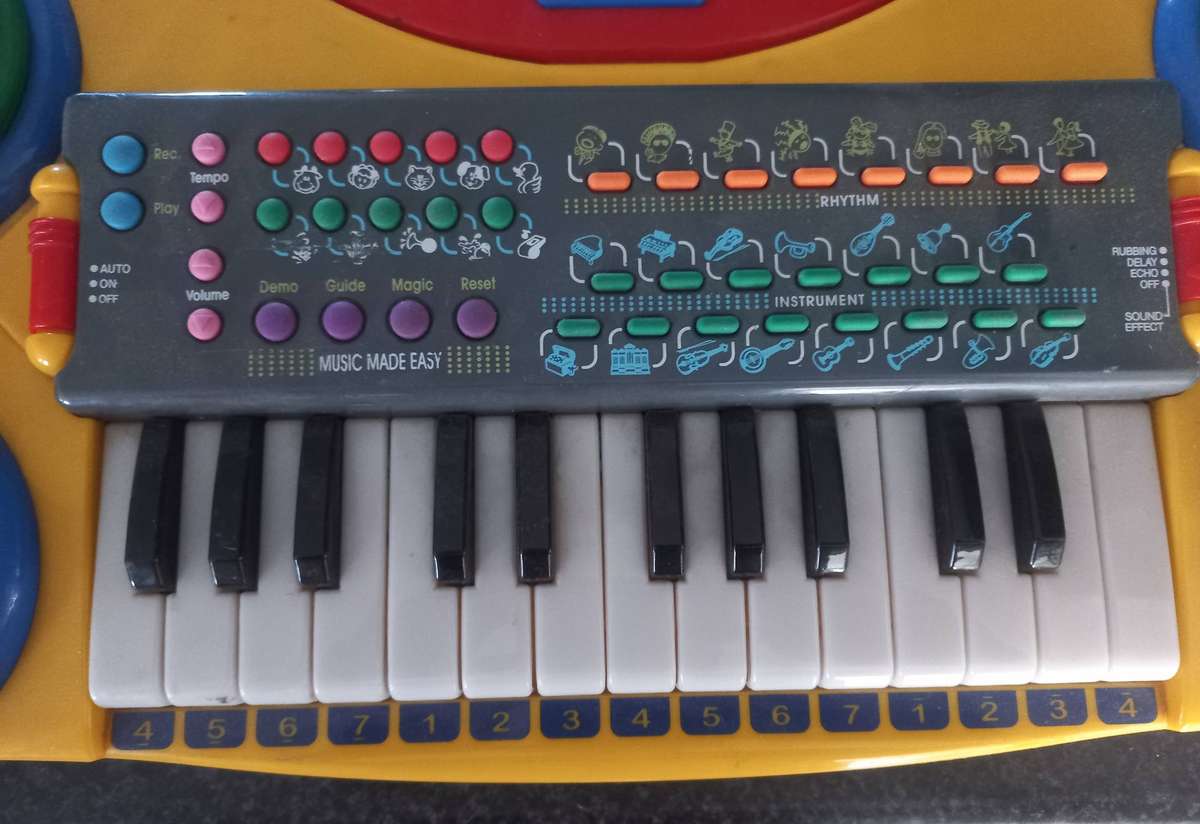 CHICO CHILDRENS PIANO IN VERY GOOD WORKING CONDITION