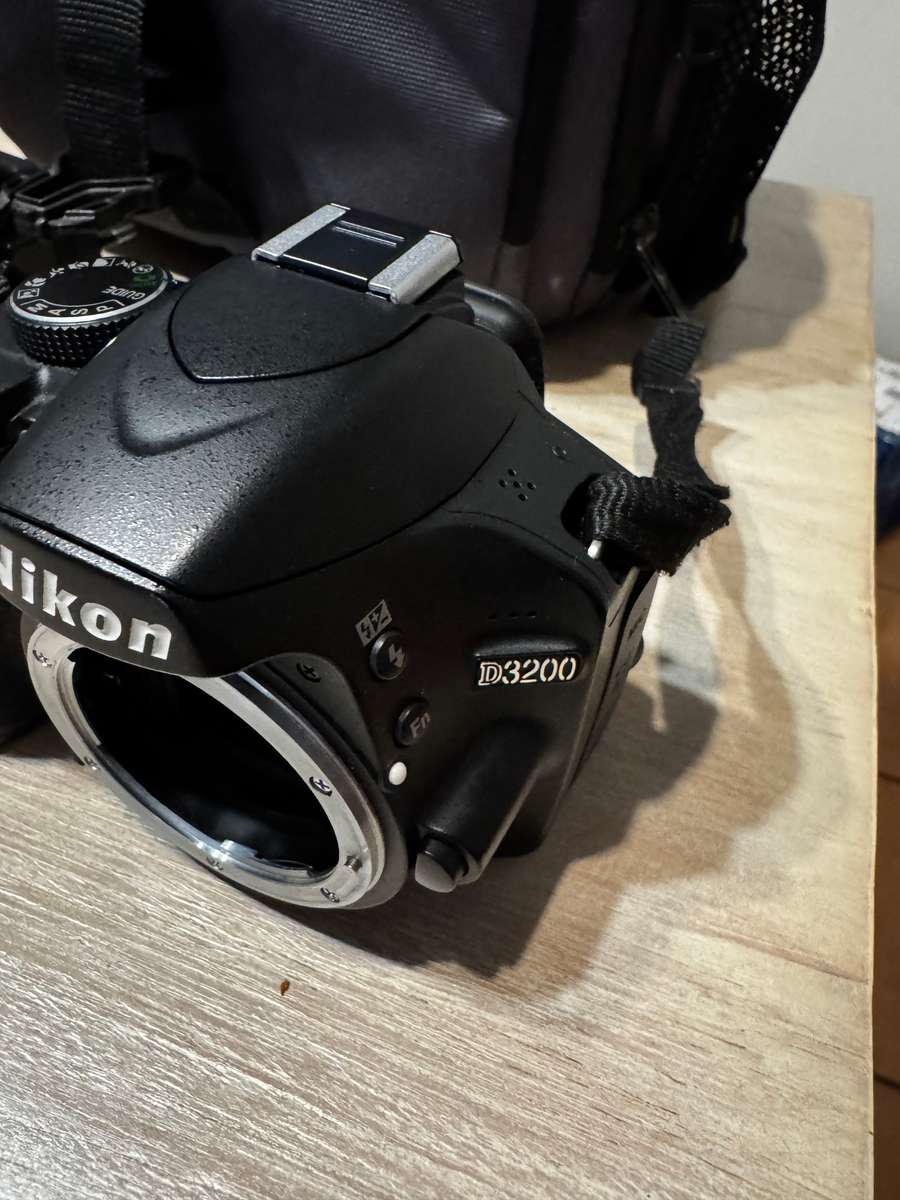 Nikon D3200 Camera Bundle with 2x Lenses and bag