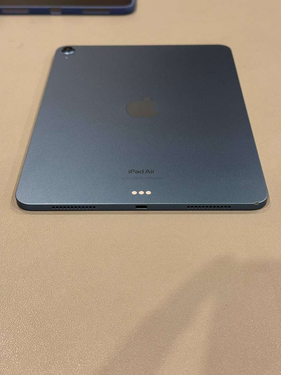 Apple iPad Air 5th Gen (M1 Chip, 64GB, Wi-Fi, Blue)