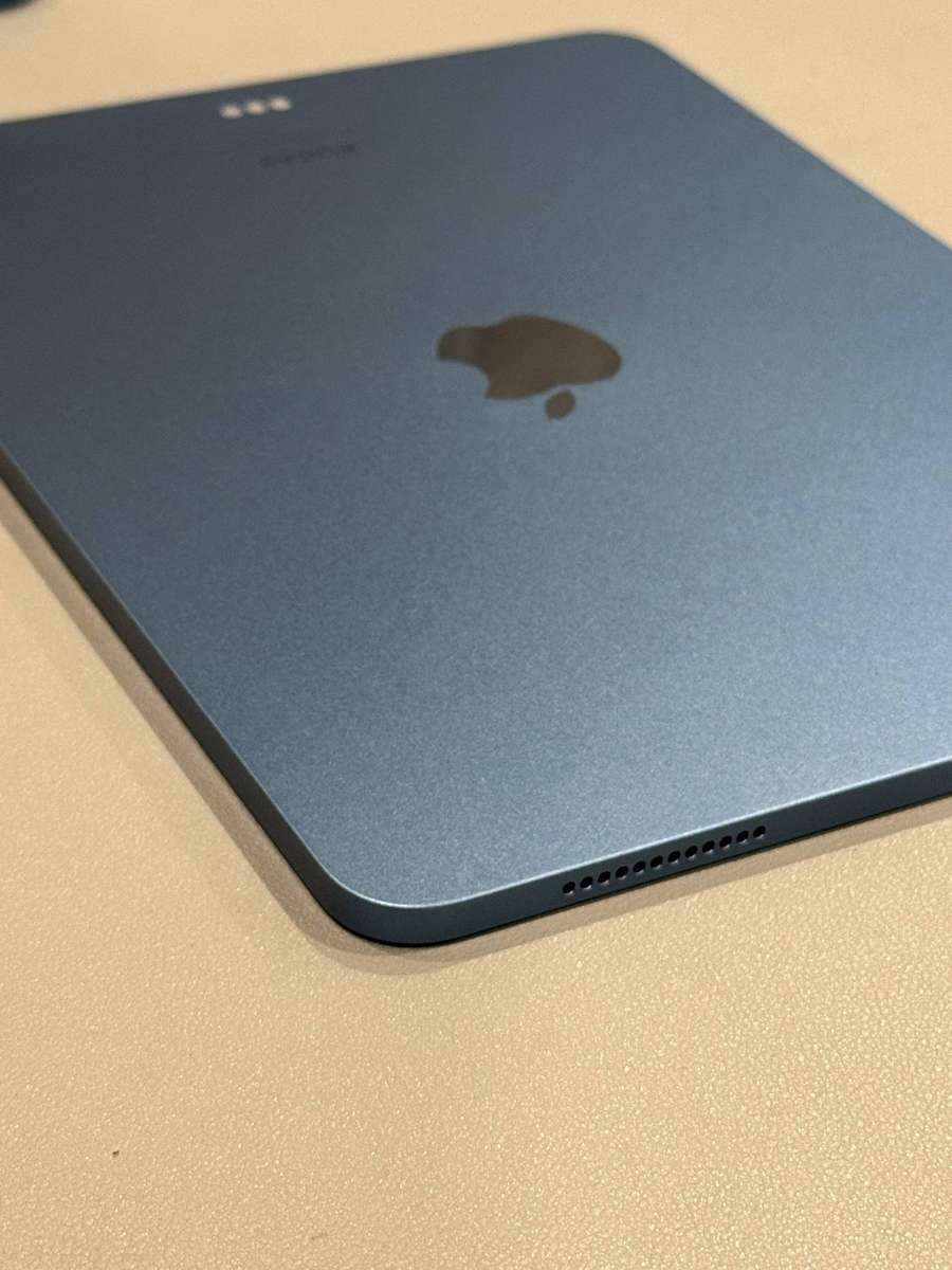 Apple iPad Air 5th Gen (M1 Chip, 64GB, Wi-Fi, Blue)