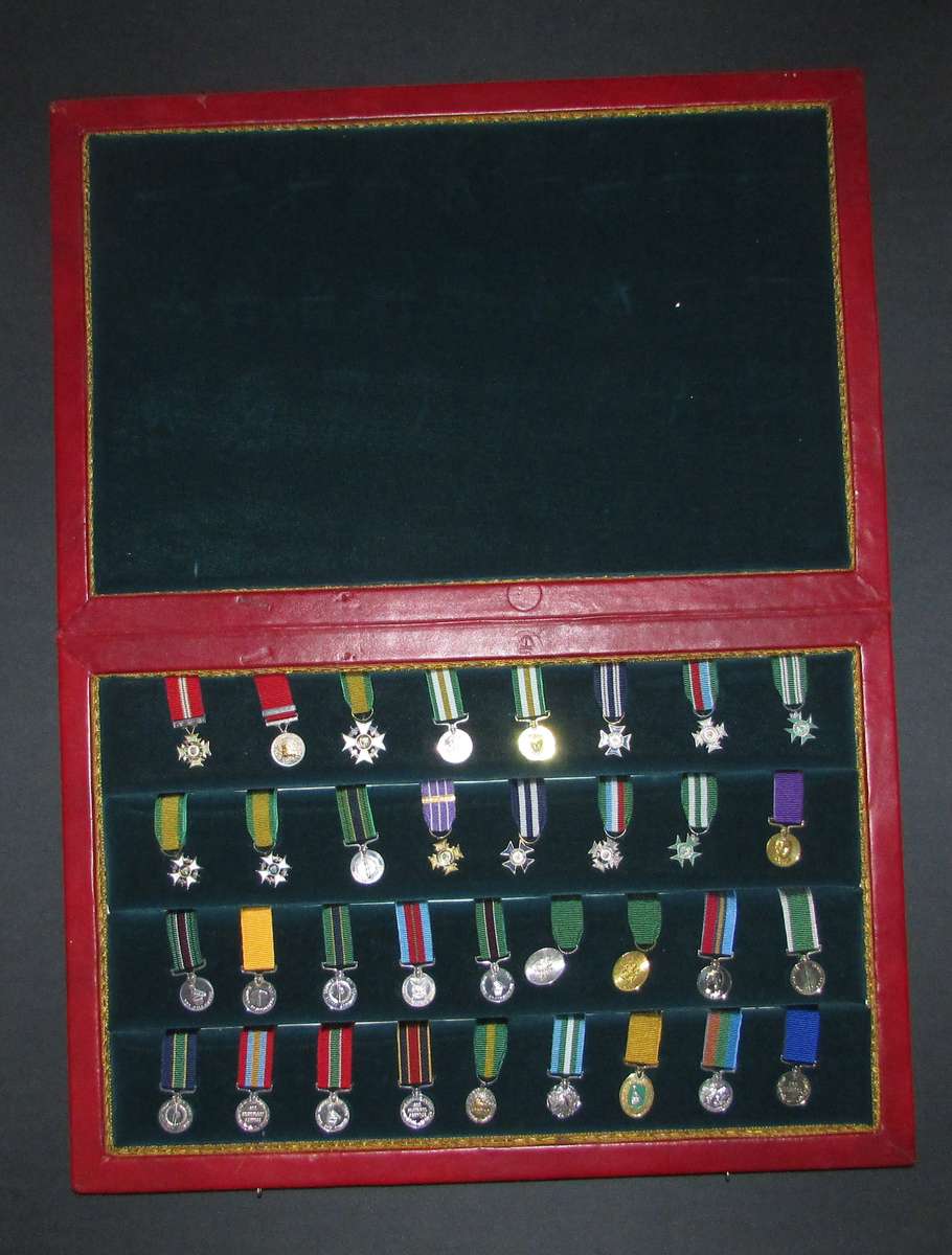 Rhodesian Honours and Awards Miniature Medal Set - Reuteler Number 000369