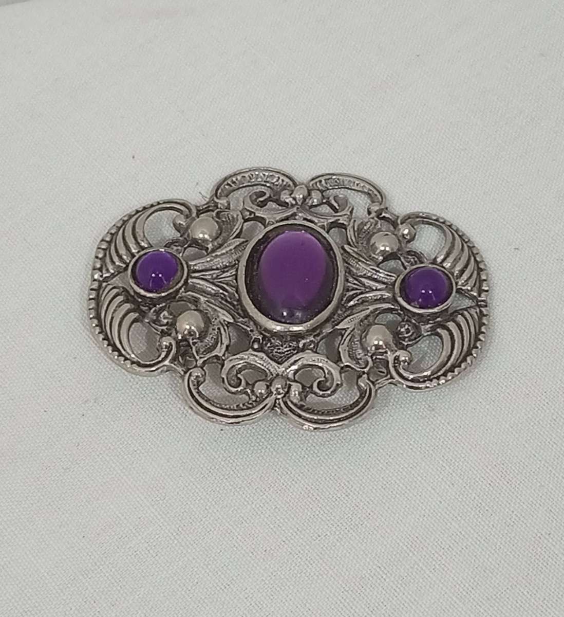 Costume jewellery brooch