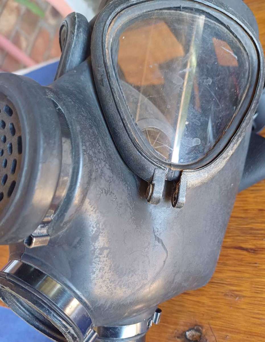 S.A.D.F. Gas mask