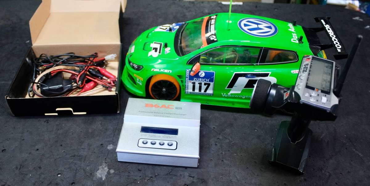 TAMIYA TT01 RC CAR WITH CHARGER AND REMOTE