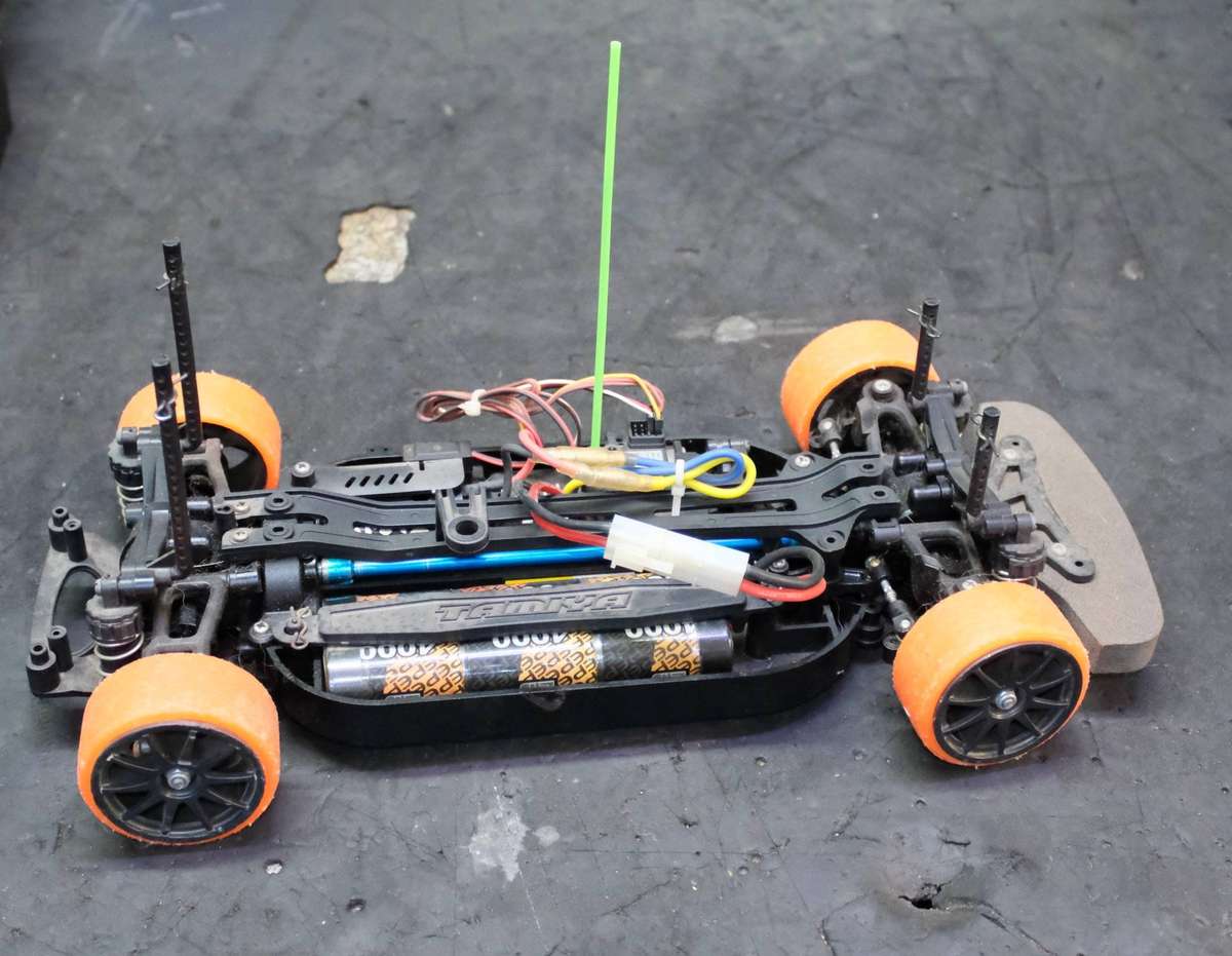 TAMIYA TT01 RC CAR WITH CHARGER AND REMOTE