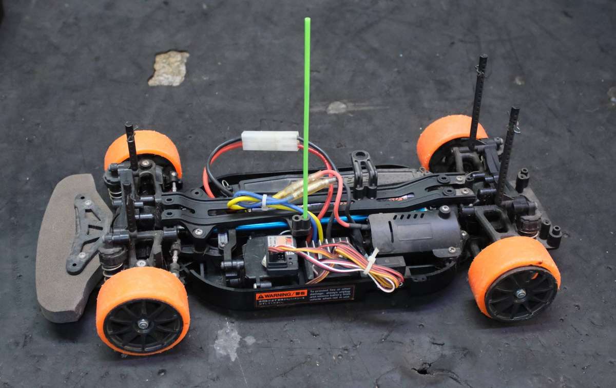 TAMIYA TT01 RC CAR WITH CHARGER AND REMOTE