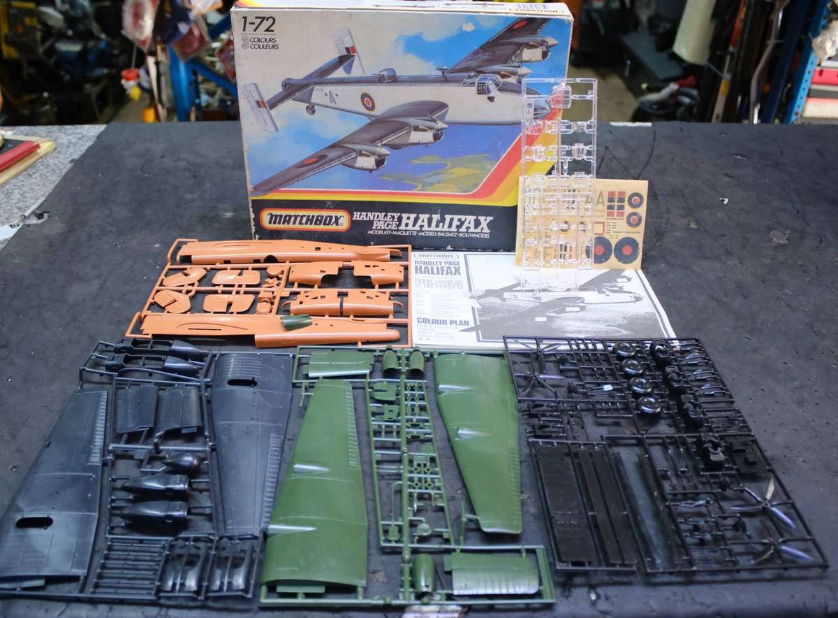 MATCHBOX MODEL KIT HANDLEY PAGE HALIFAX 1-72 PK-604