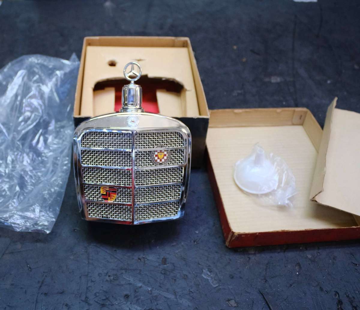 MERCEDES BENZ CAR GRILL DECANTER WITH CHIME
