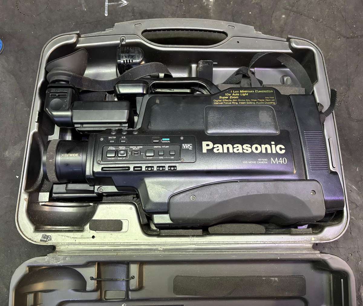 PANASONIC VHS MOVIE CAMERA NV-M40