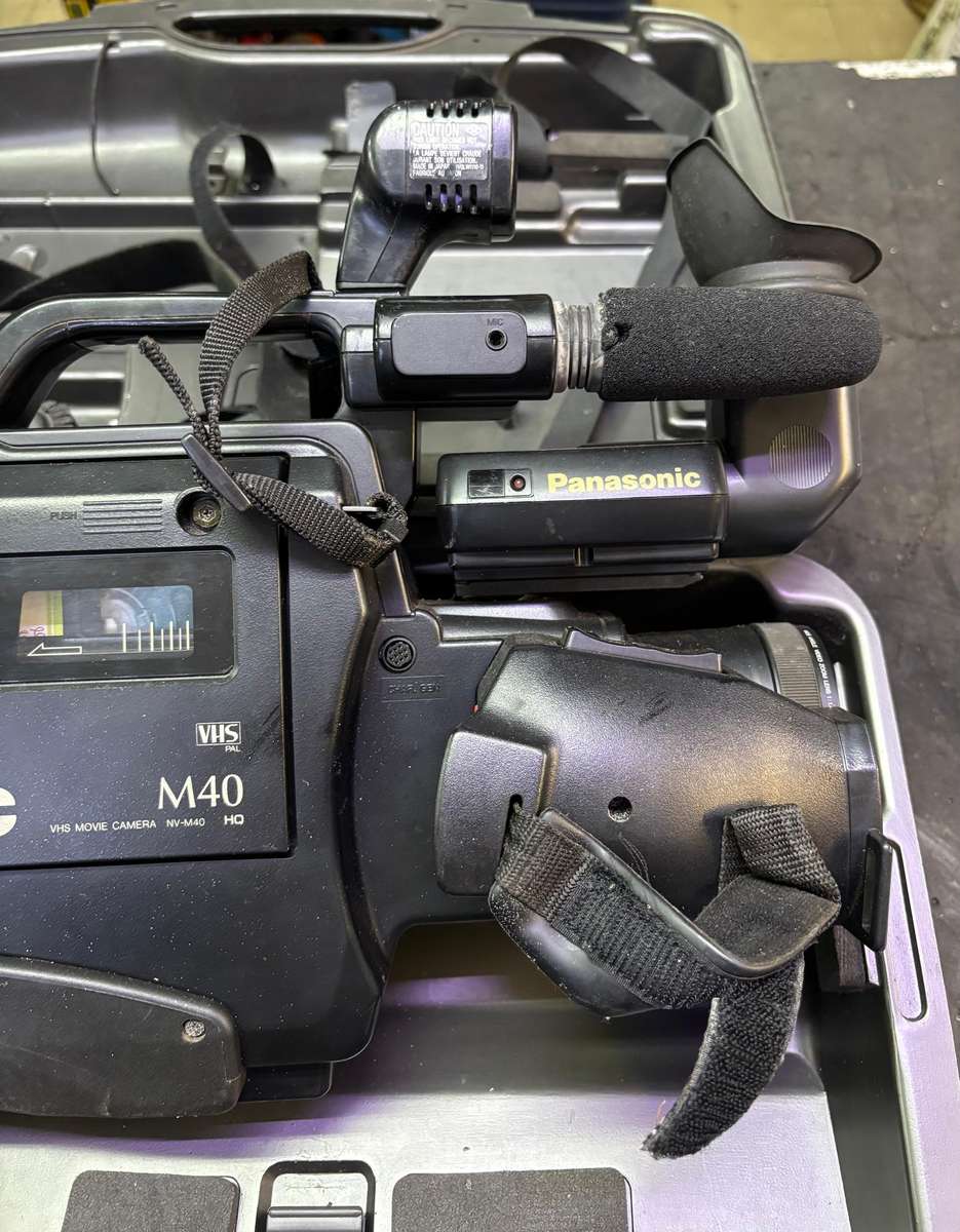 PANASONIC VHS MOVIE CAMERA NV-M40