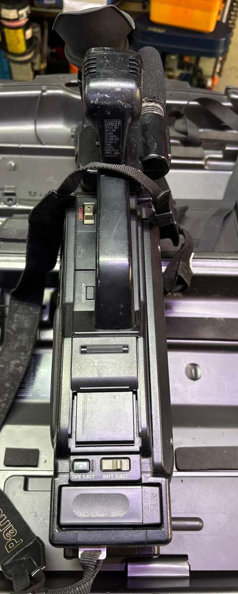 PANASONIC VHS MOVIE CAMERA NV-M40