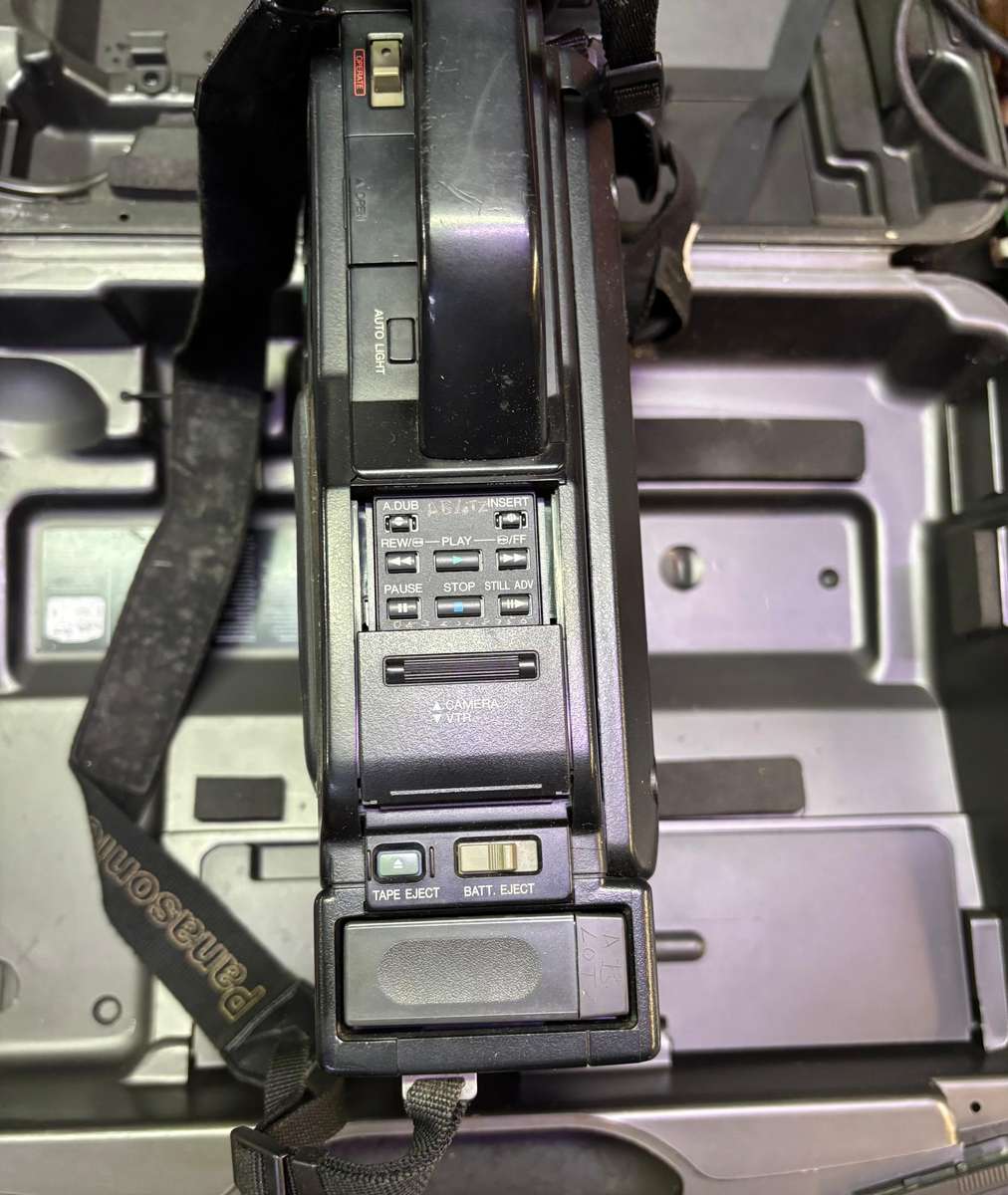 PANASONIC VHS MOVIE CAMERA NV-M40