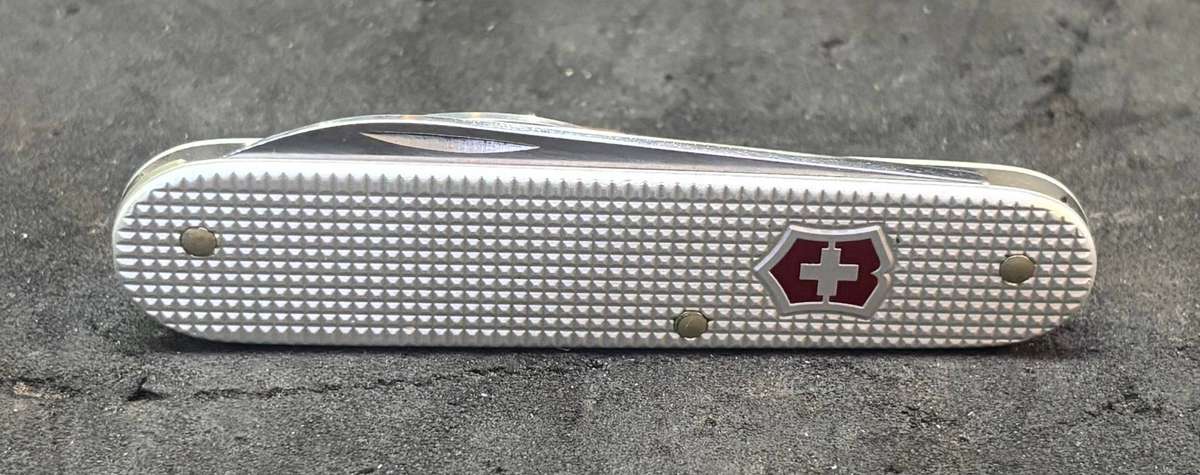 VICTORINOX SWISS POCKET KNIFE